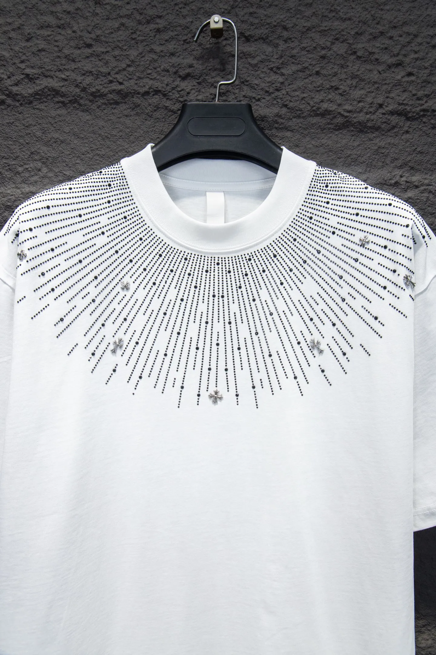 P190 Chrome hearts washed sandblasted rhinestone short sleeves • 25ss ⚠YB custom-woven custom-dyed fabric, color rhinestones, version The fabric is woven by imported machines. The uniqueness of the cloth texture creates a perfect garment effect. The fabric is made of 260g clean cloth with 320g 1*1 rib, 4-color environmentally friendly custom-dyed fabric, and the threads are in the same cylinder without color difference.  Garment dyeing, garment washing and snow-frying process, and local sandblasting to make it look old and white. Hat, collar, pockets, cuffs, front and rear threads. The details are clearly visible. Double yarn combed pure cotton high-end dust-free fabric, 32-pin high-end textile thread 70D ultra-fine elastic stitching, nearly invisible threading, close-fitting and comfortable. The white gray fabric is dyed and sanded to make it old, showing the grayish blue light effect of the original black. Thousands of Austrian rhinestones are specially ordered to have the bling of natural crystals under the light. Bling effect, multi-section reflective points, extremely high production cost, laser molding includes computer engraving machine and laser machine It is accurate in granules. Finally, it is ironed at high temperature to finalize the shape. After ironing, you need to repeatedly test the firmness on the ironing pattern. It can show colorful reflections under the light. The collar webbing extends to the shoulder for reinforcement, and the stitches are knocked down at the connection. The hem and The cuffs are all made of 0.2mm needle-pitch double-thread turning. They are carefully produced at a high cost. The weight of the whole garment reaches more than 1 kilogram. The attitude of making goods with a magnifying glass restores the quality and effect of the product. The full set of customized accessories only presents every detail to customers. The body of the garment is made of hardware and rhinestones, which greatly increases the interest of the garment and creates a unique visual effect. The special washing effect creates a unique aged effect.  The Paris short-sleeve must be the first short-sleeved piece in spring and summer that blurs the boundaries of unisex style. It has a classic dropped shoulder oversize version and a loose and casual upper body.  Color: Washed Black White Size: S M L XL